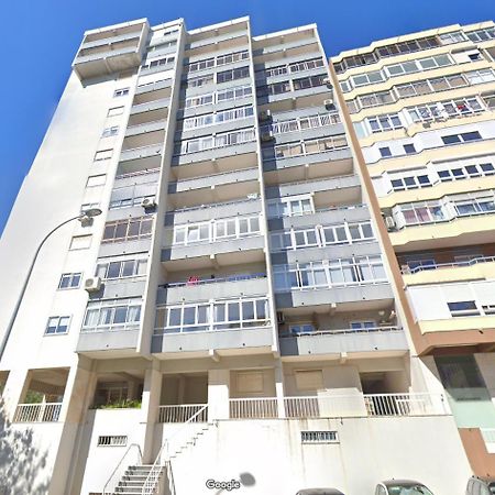 Wonderful Shared Apartment In Alfornelos - Near Metro! Lisboa Exteriör bild