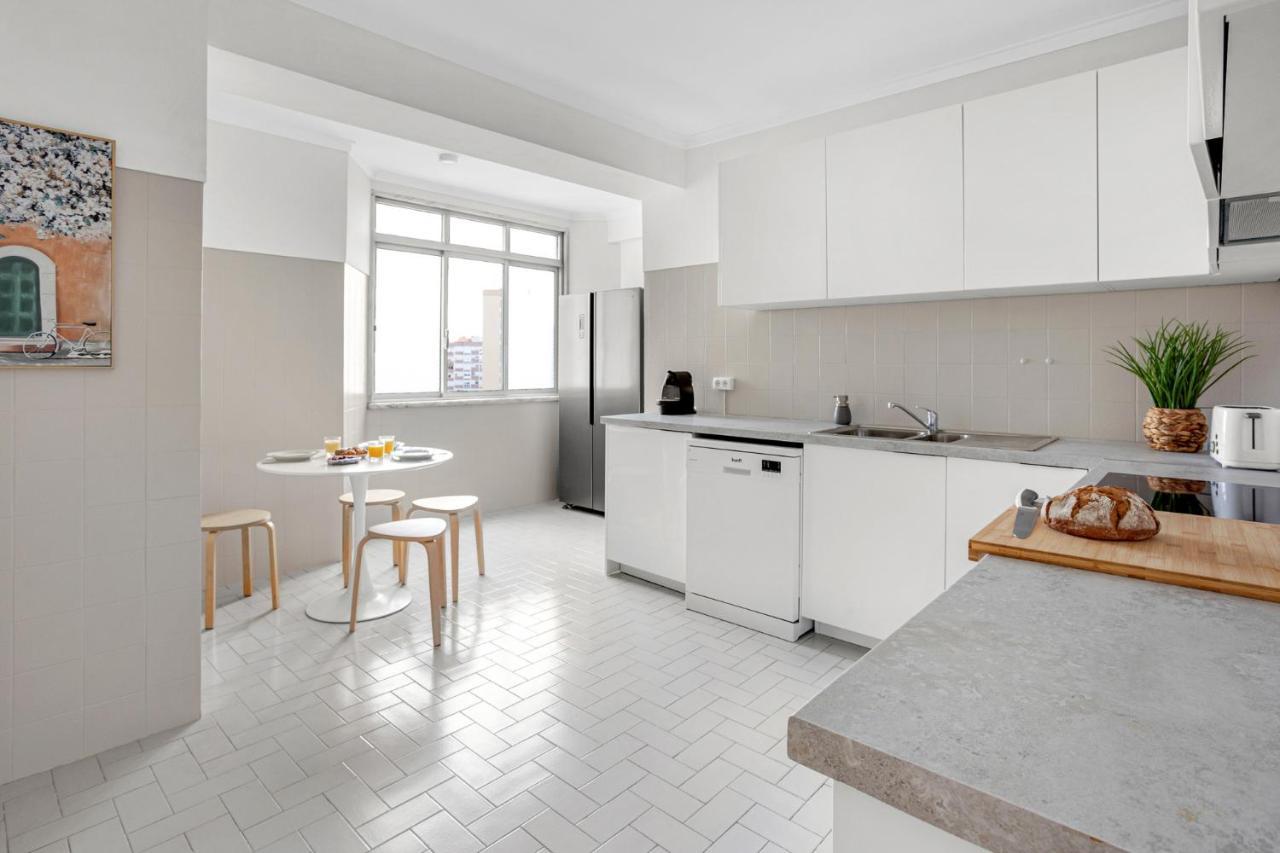 Wonderful Shared Apartment In Alfornelos - Near Metro! Lisboa Exteriör bild