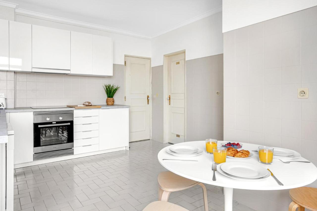 Wonderful Shared Apartment In Alfornelos - Near Metro! Lisboa Exteriör bild