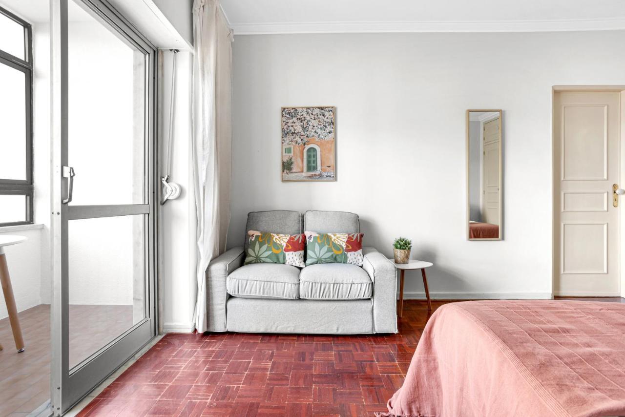 Wonderful Shared Apartment In Alfornelos - Near Metro! Lisboa Exteriör bild