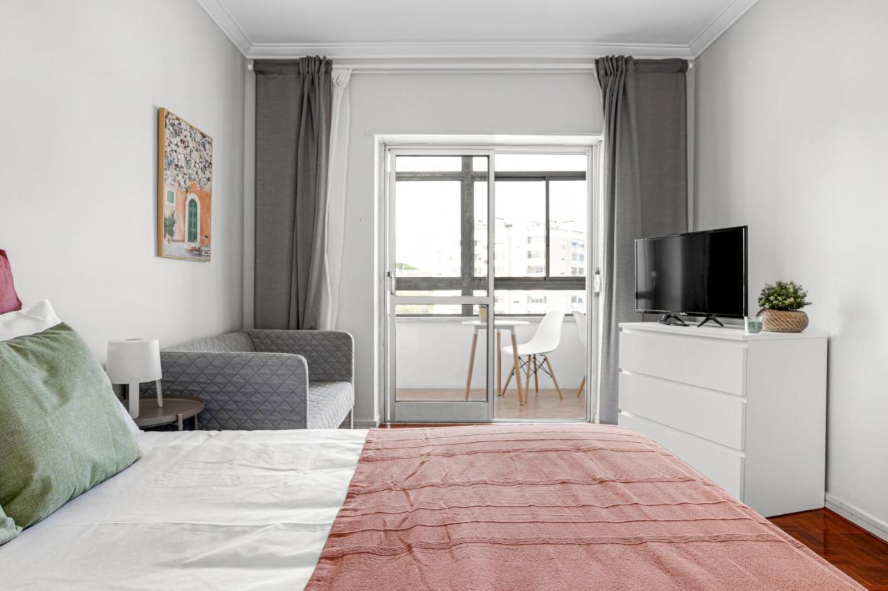 Wonderful Shared Apartment In Alfornelos - Near Metro! Lisboa Exteriör bild