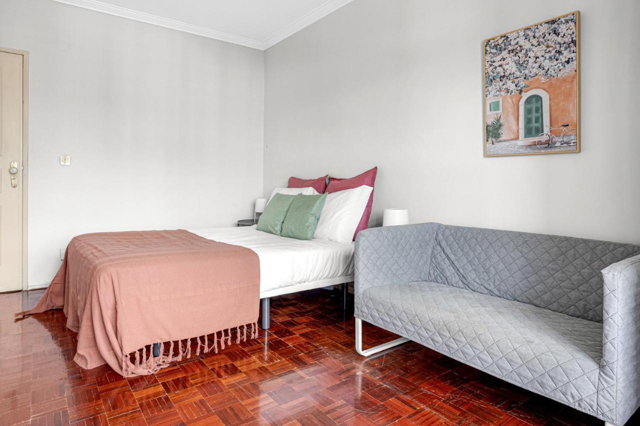 Wonderful Shared Apartment In Alfornelos - Near Metro! Lisboa Exteriör bild