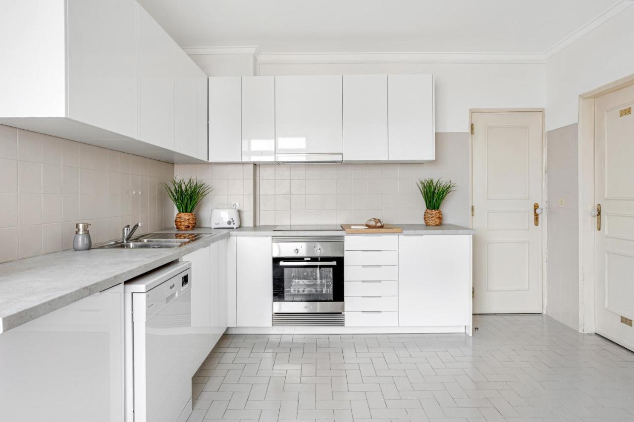 Wonderful Shared Apartment In Alfornelos - Near Metro! Lisboa Exteriör bild