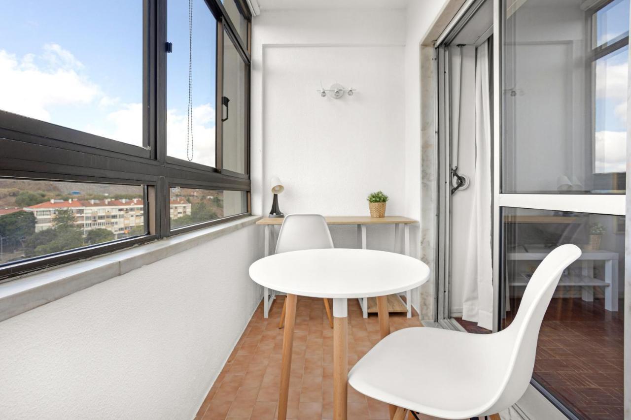 Wonderful Shared Apartment In Alfornelos - Near Metro! Lisboa Exteriör bild