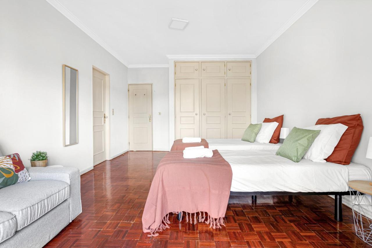 Wonderful Shared Apartment In Alfornelos - Near Metro! Lisboa Exteriör bild