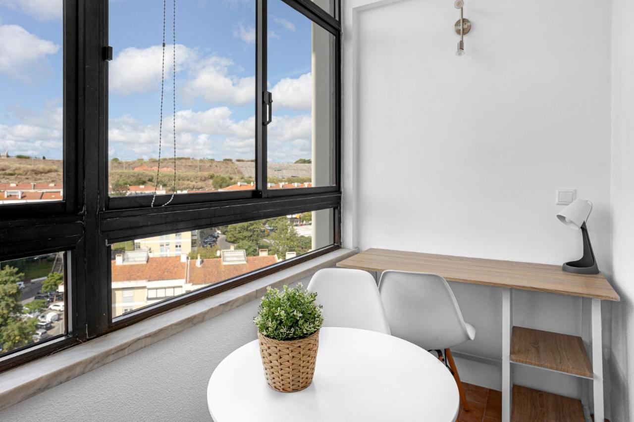 Wonderful Shared Apartment In Alfornelos - Near Metro! Lisboa Exteriör bild