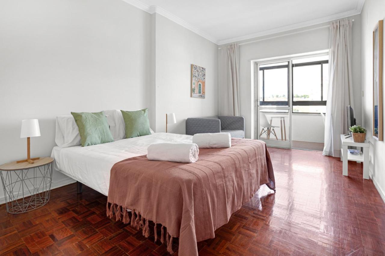 Wonderful Shared Apartment In Alfornelos - Near Metro! Lisboa Exteriör bild