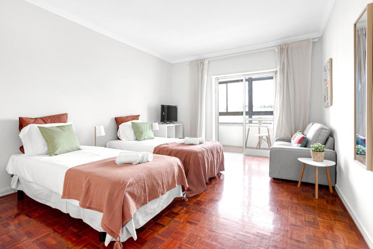 Wonderful Shared Apartment In Alfornelos - Near Metro! Lisboa Exteriör bild