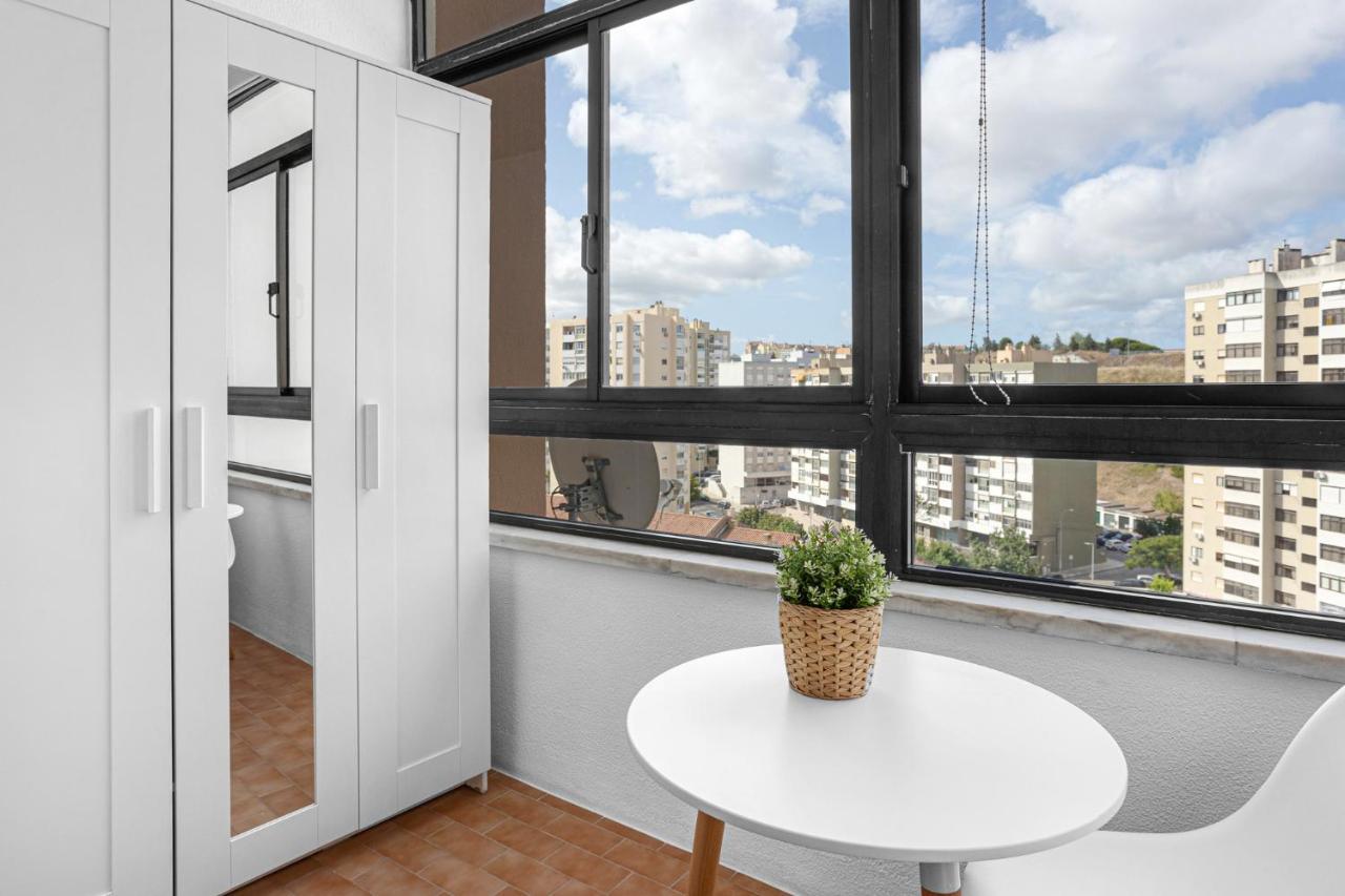 Wonderful Shared Apartment In Alfornelos - Near Metro! Lisboa Exteriör bild