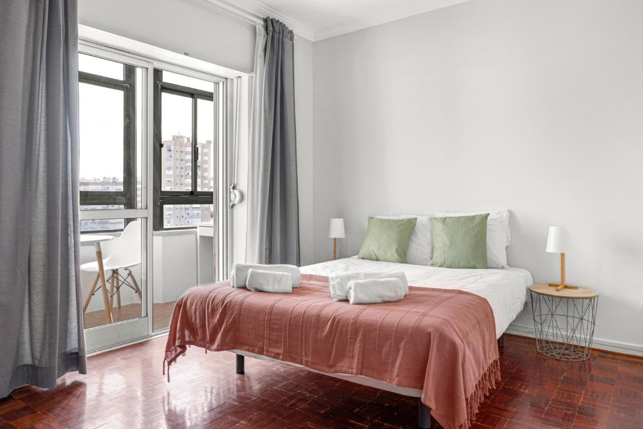 Wonderful Shared Apartment In Alfornelos - Near Metro! Lisboa Exteriör bild