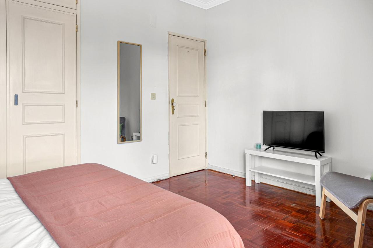 Wonderful Shared Apartment In Alfornelos - Near Metro! Lisboa Exteriör bild