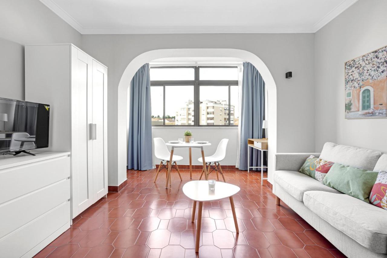 Wonderful Shared Apartment In Alfornelos - Near Metro! Lisboa Exteriör bild