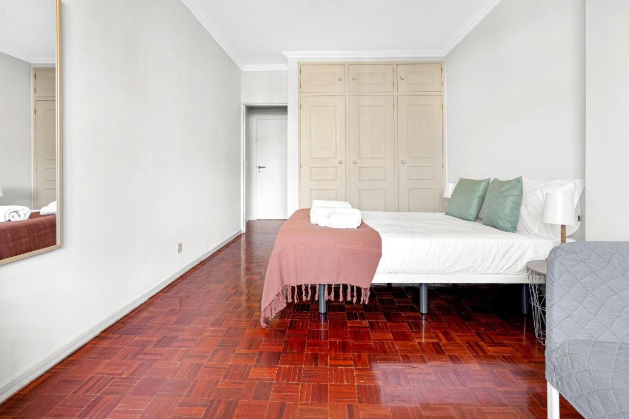 Wonderful Shared Apartment In Alfornelos - Near Metro! Lisboa Exteriör bild