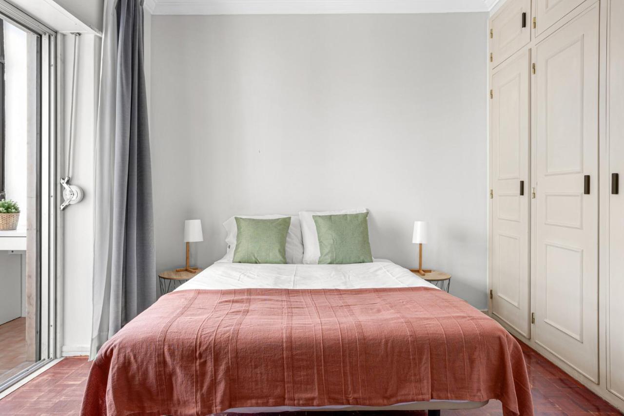 Wonderful Shared Apartment In Alfornelos - Near Metro! Lisboa Exteriör bild